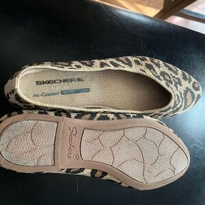 Skechers Tan and Black Flats Comfortable Loafers